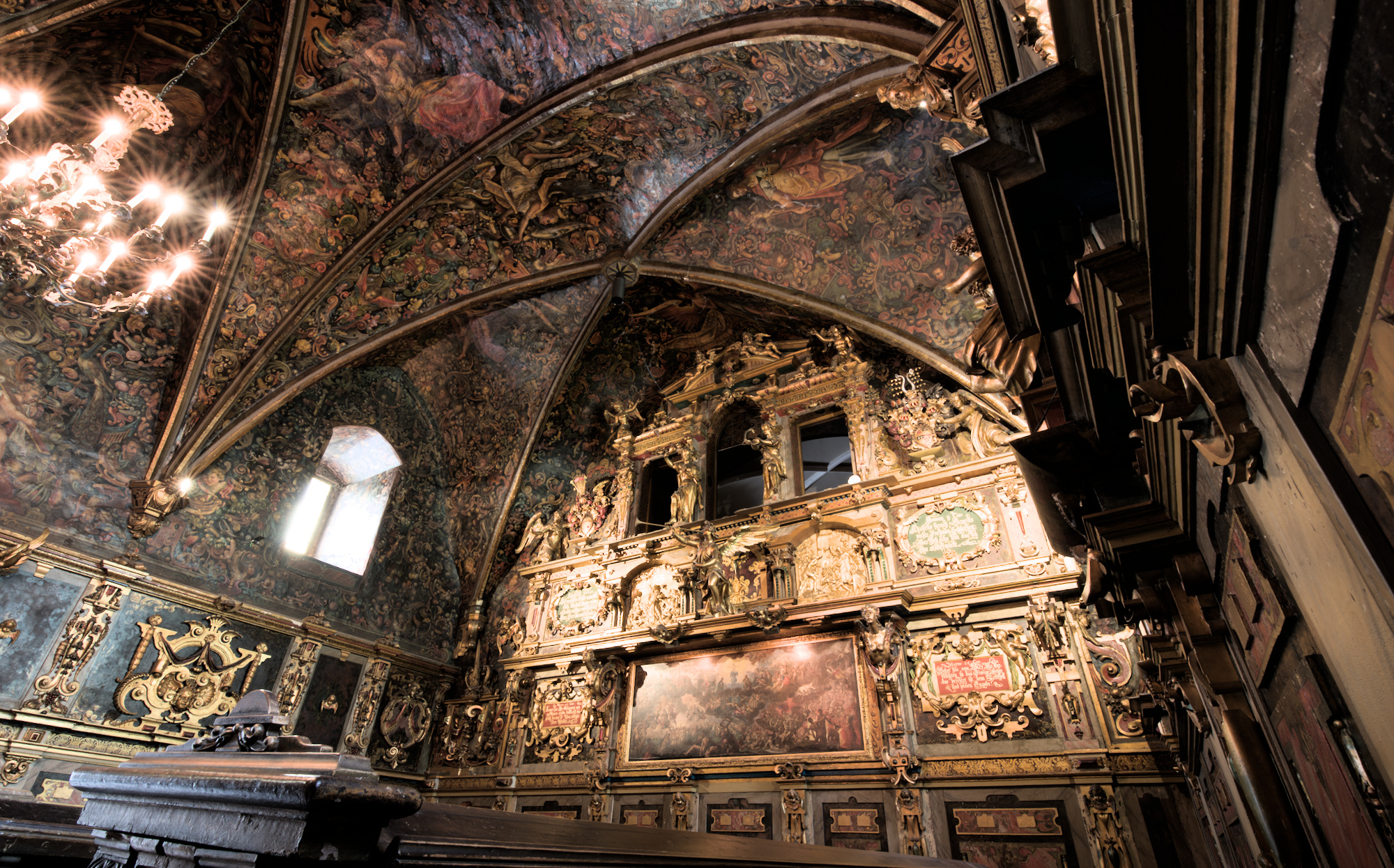Rückwand in einer sehr Prunkvollen Schlosskapelle. Die Wände und die Decke sind aufwendig verziert und bemahlt