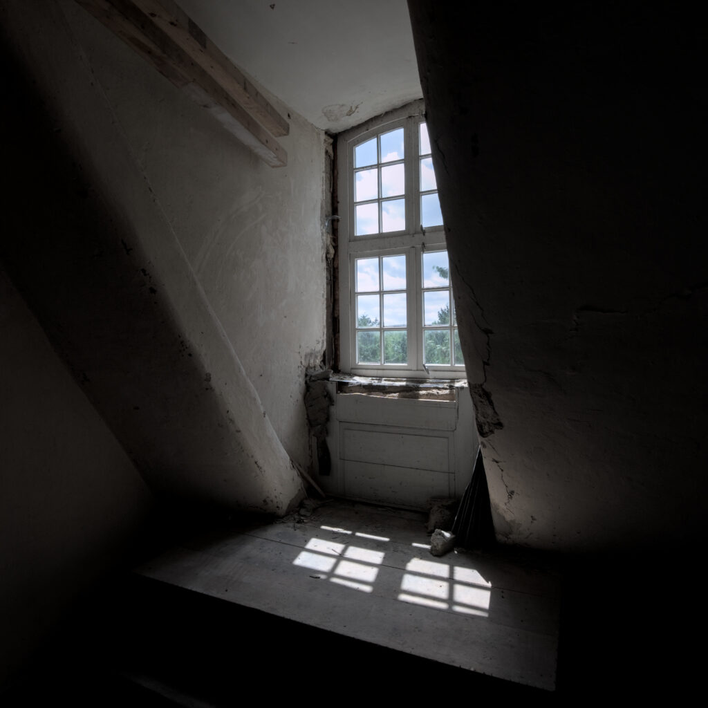 Ein Fenster unter einer Dachschräge