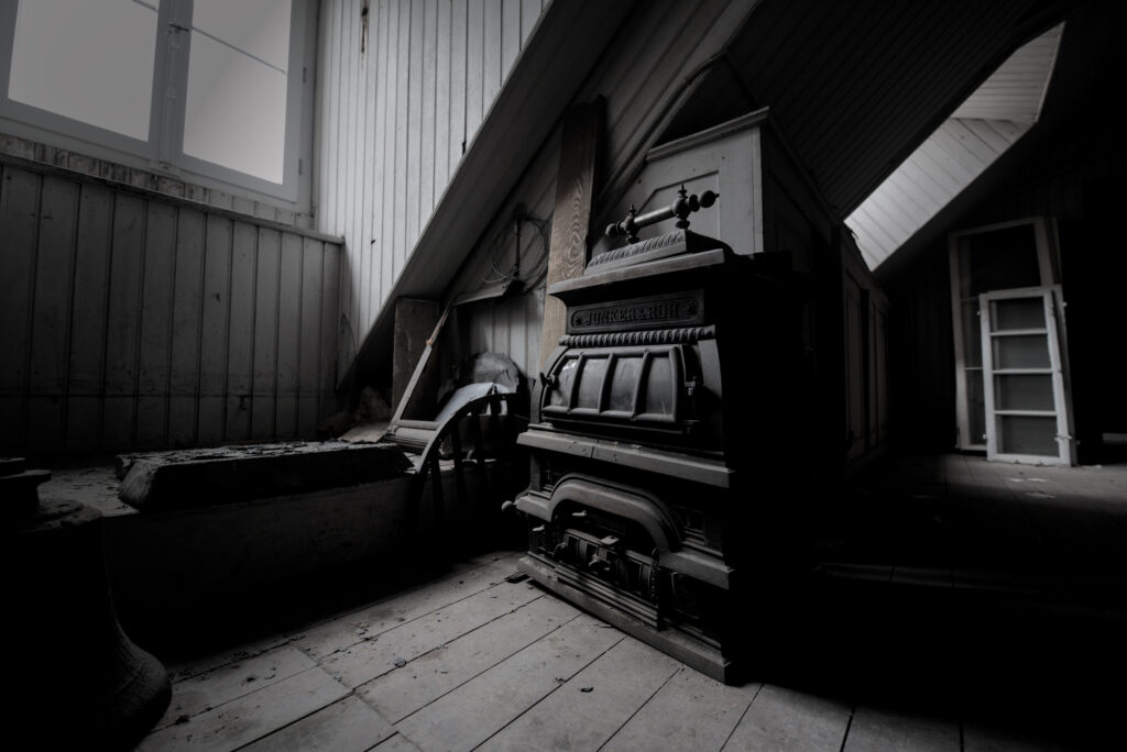 Auf einem Dachboden steht ein alter Eisenofen