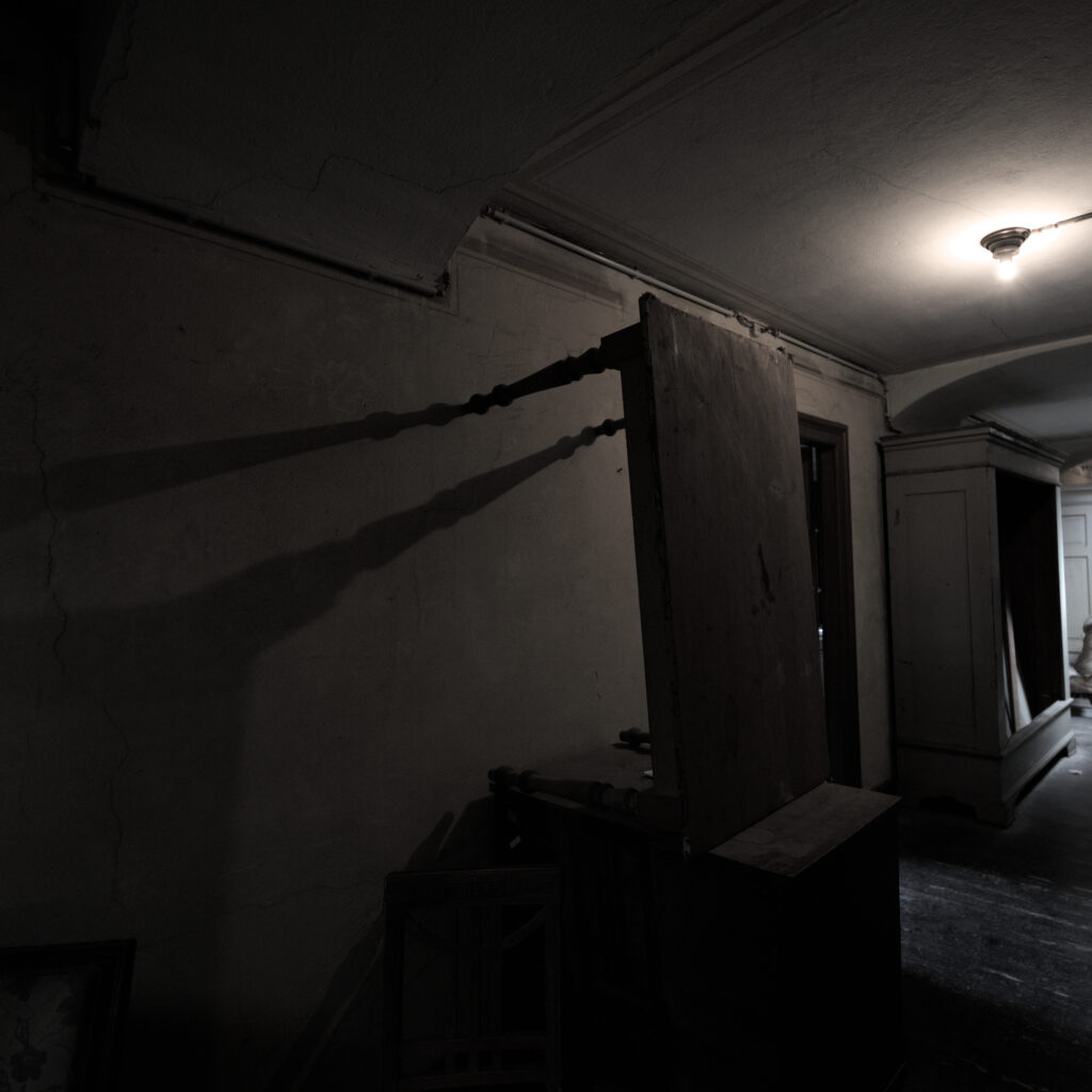 An einer Wand ist senkrecht ein alter Tisch aufgestellt