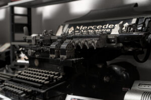 Eine alte und sehr große Schreibmaschine