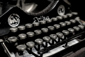 Eine alte Schreibmaschine. Hinter den Tasten der Herstellername Erika