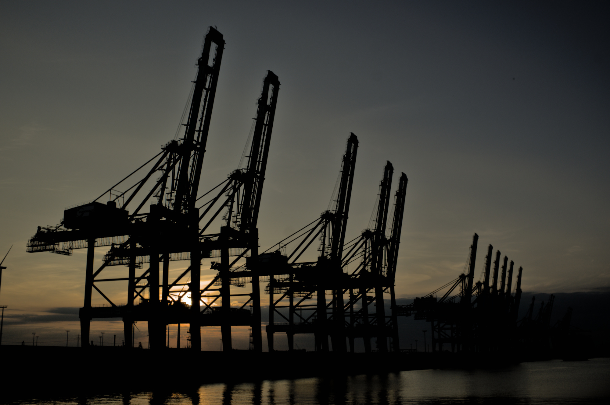 Kräne im Hamburger Hafen bei Sonnenuntergang