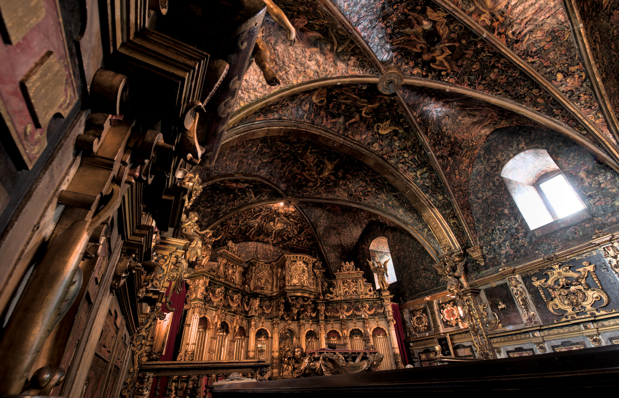 Der Altar in einer sehr Prunkvollen Schlosskapelle. Die Wände und die Decke sind aufwendig verziert und bemahlt