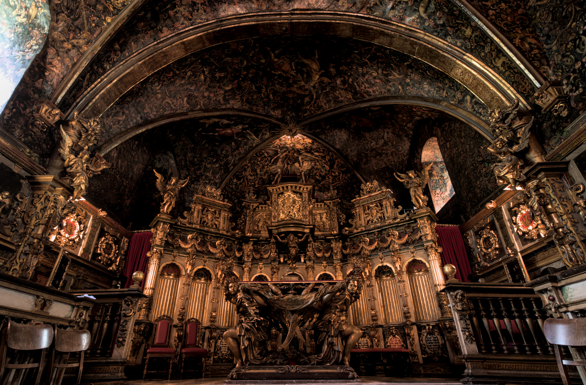 Der Altar in einer sehr Prunkvollen Schlosskapelle. Die Wände und die Decke sind aufwendig verziert und bemahlt